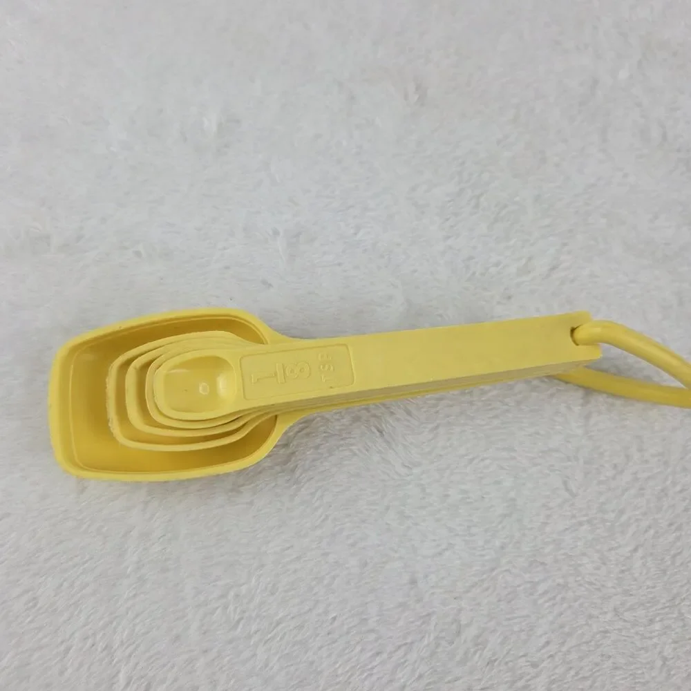 Tupperware Set of 5 Nesting Measuring Spoons Yellow with D-Ring Vintage